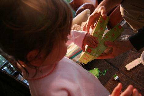 Bébé déballe son cadeau tranquillou Bébé déballe son cadeau tranquillou