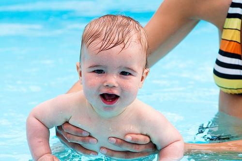 Aller à la piscine avec bébé et le découvrir bébé nageur!