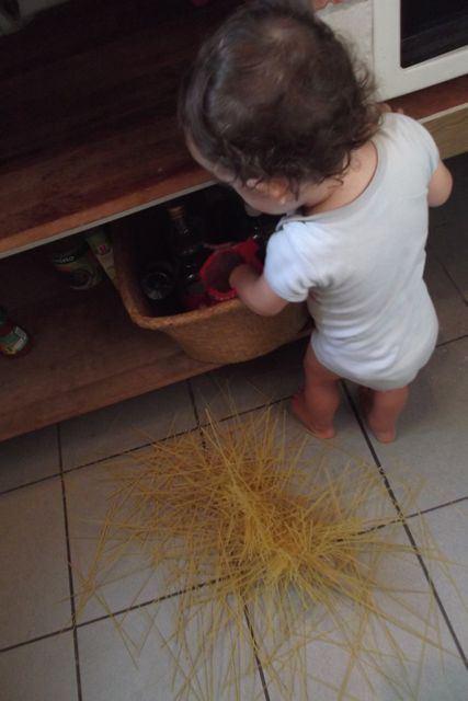 Le grand départ c’est ce soir! Puisque maman m'enlève mes jouets, je joue au mikado avec ce que je trouve!