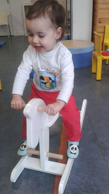 Cheval en bois ou cheval à poils? C’est tout vu! bebe-sur-cheval-a-bascule