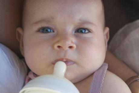 Bébé et le biberon, au début ce n'était pas l'histoire d'amour