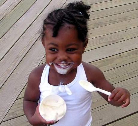 fille glace en mains