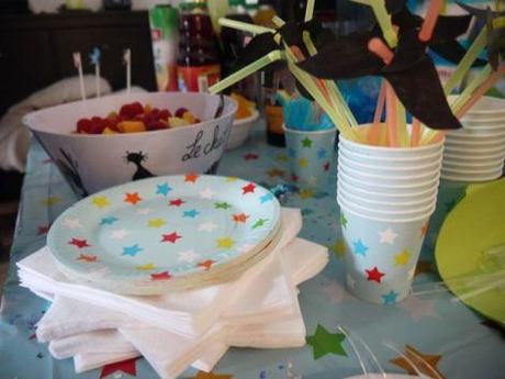Une déco de table avec étoiles pour une baby shower 