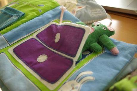 livre en tissu pour éveiller bébé