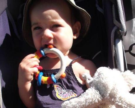 Bébé mord le hochet en bois: vive les poussées dentaires!