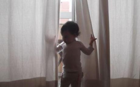 Etre clown malgré soi à deux ans et demi (découverte du langage) cache cache derriere rideaux