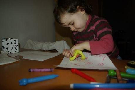 Deux ans et demi: le demi qui compte Activité manuelle avec Biki