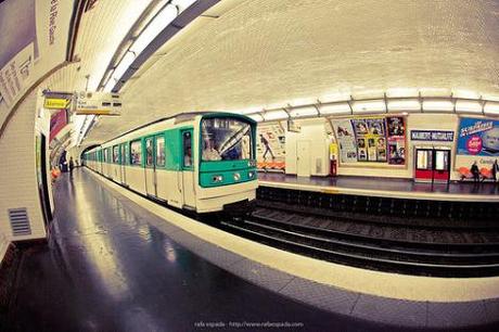 Même enceinte, à vous de demander votre place dans le métro!