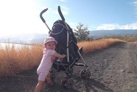 Bébé pousse la poussette