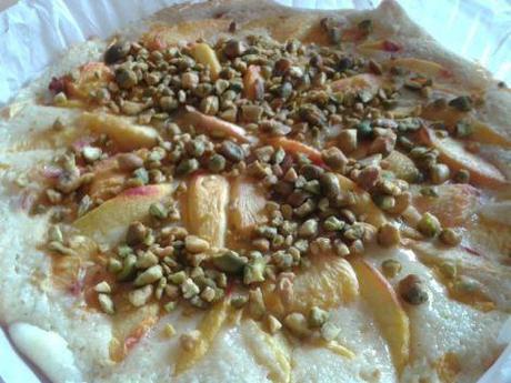 Ma tarte de saison aux pêches et pistaches sur un lit d’amandes… tarte-peches-pistaches avec amandes