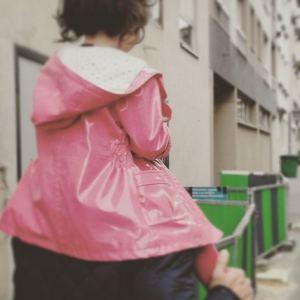 Le manteau de demi-saison au couleur flashy pour ma fille