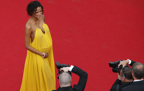 Un joli baby bump pour Noémie Lenoir