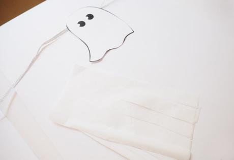 Fantômes De Papier De Soie Bricolage Avec Ruban Sur Fond Gris