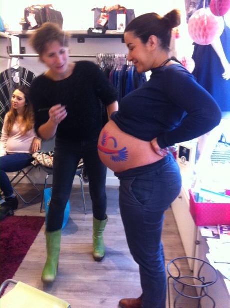 Peindre le ventre d’une femme enceinte : un nouvel body art très en vogue parmi les futures mamans