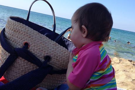 Sac de plage avec bébé, que faut-il mettre dedans ?