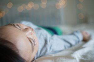 Bébé s’est endormi sur le ventre : que faire ?