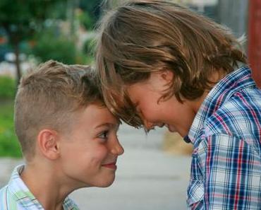 Peut-on laisser son ado s’occuper de son petit frère ou petite sœur